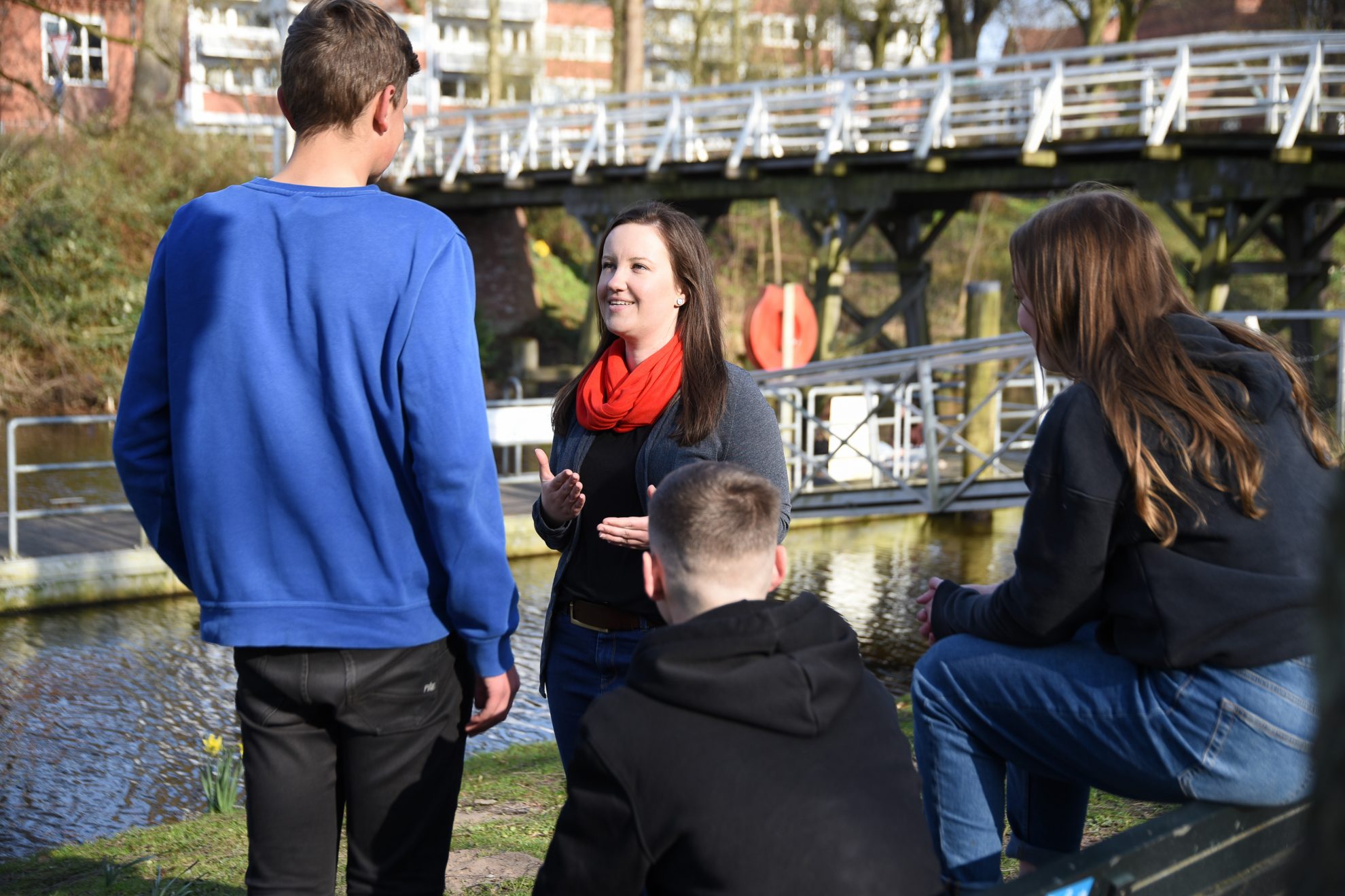 Corinna Lange im Gespräch mit Jugendlichen