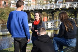 Corinna Lange im Gespräch mit Jugendlichen