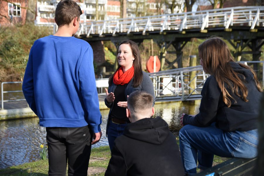 Corinna Lange im Gespräch mit Jugendlichen