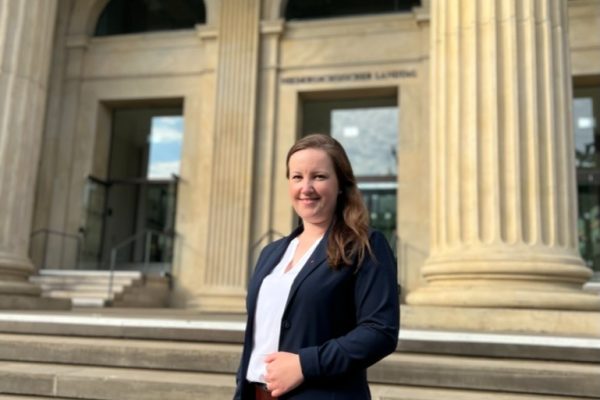 Corinna Lange vor dem Niedersächsischen Landtag in Hannover