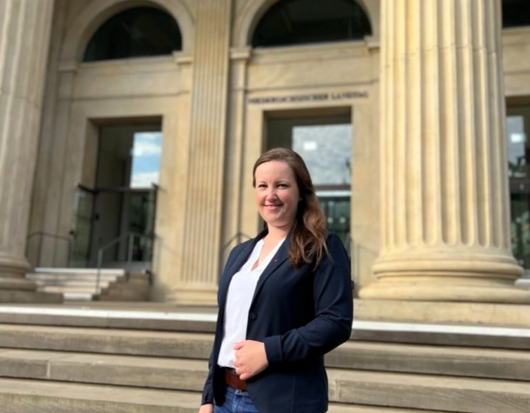 Corinna Lange vor dem Niedersächsischen Landtag in Hannover