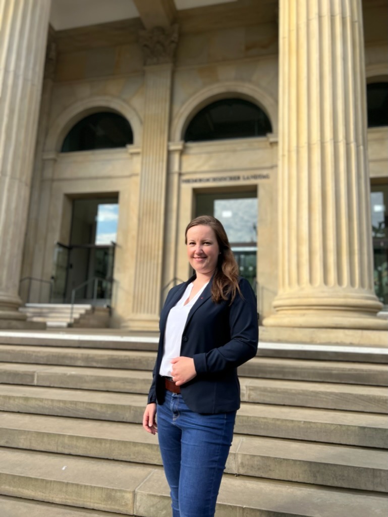 Corinna Lange vor dem Niedersächsischen Landtag in Hannover