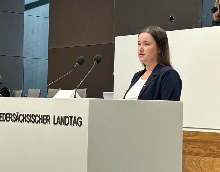 Corinna Lange spricht im Landtag