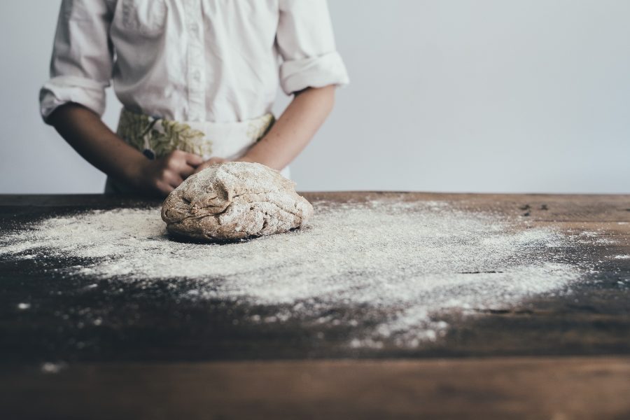 Bäcker beim Kneten von Brot