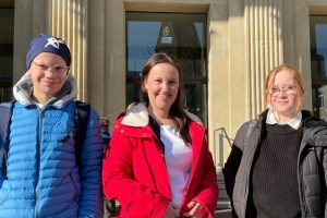 Annika und Niklas mit Corinna Lange vor dem Landtag in Hannover