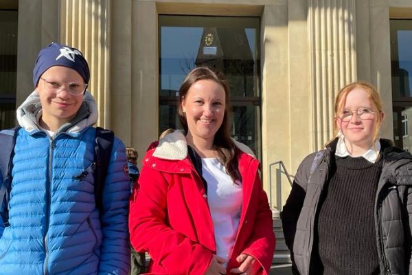 Annika und Niklas mit Corinna Lange vor dem Landtag in Hannover