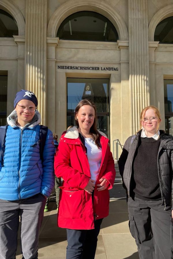 Annika und Niklas mit Corinna Lange vor dem Landtag in Hannover