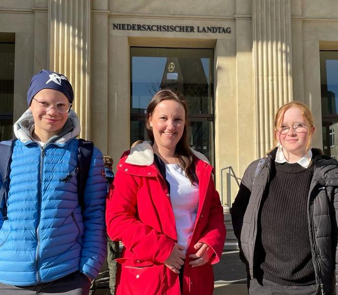 Annika und Niklas mit Corinna Lange vor dem Landtag in Hannover