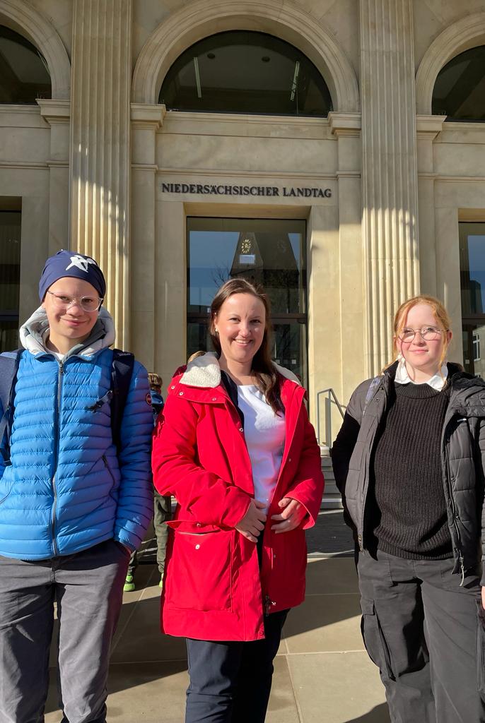 Annika und Niklas mit Corinna Lange vor dem Landtag in Hannover