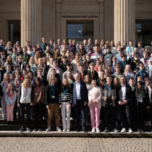 Jugendliche mit Ministerpräsident Weil und Abgeordneten