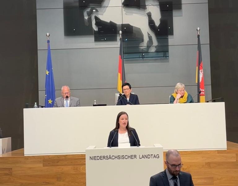 Corinna Lange spricht im Landtag
