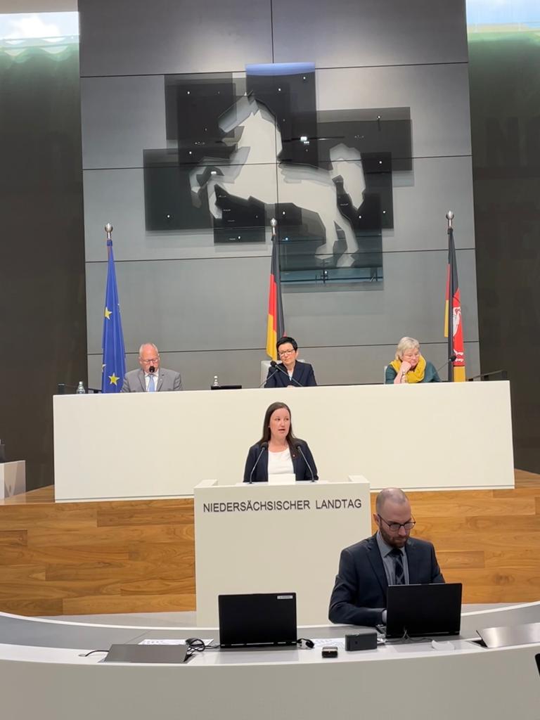 Corinna Lange spricht im Landtag